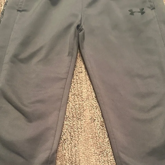 Under Armour lot. 3 long sleeve shirts and 1 pants size 3T - Picture 3 of 12